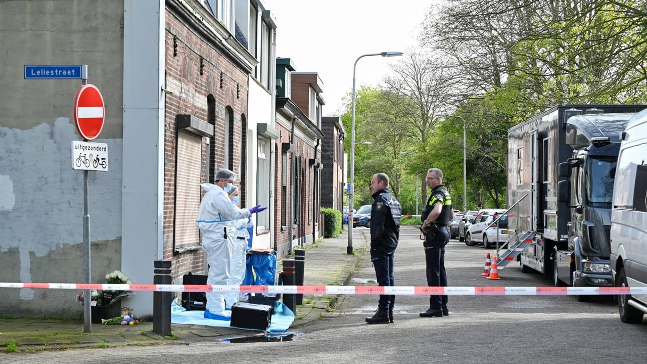 De forensische opsporing aan het werk in de Zuid-Oosterstraat (Foto: SQ Vision/Toby de Korte).