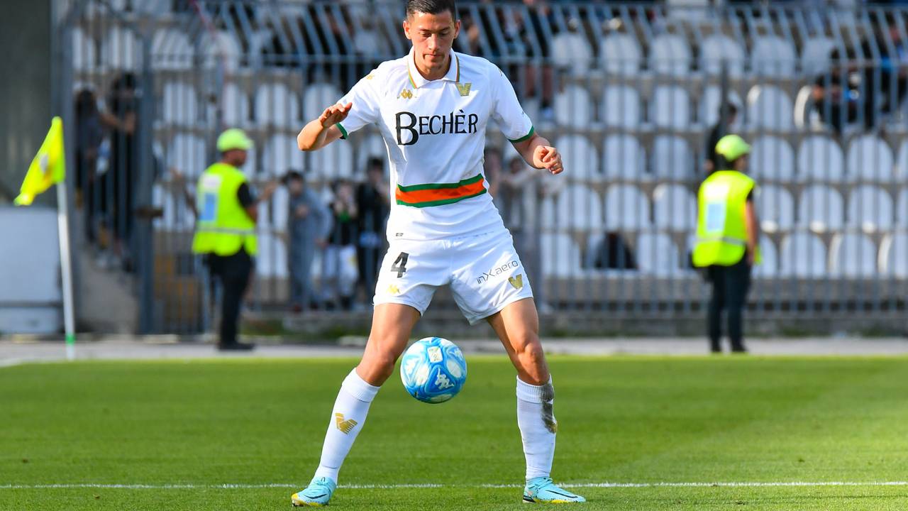 Jay adalah seorang bek di Italia dan bermain sepak bola di stadion yang penuh sesak di Indonesia