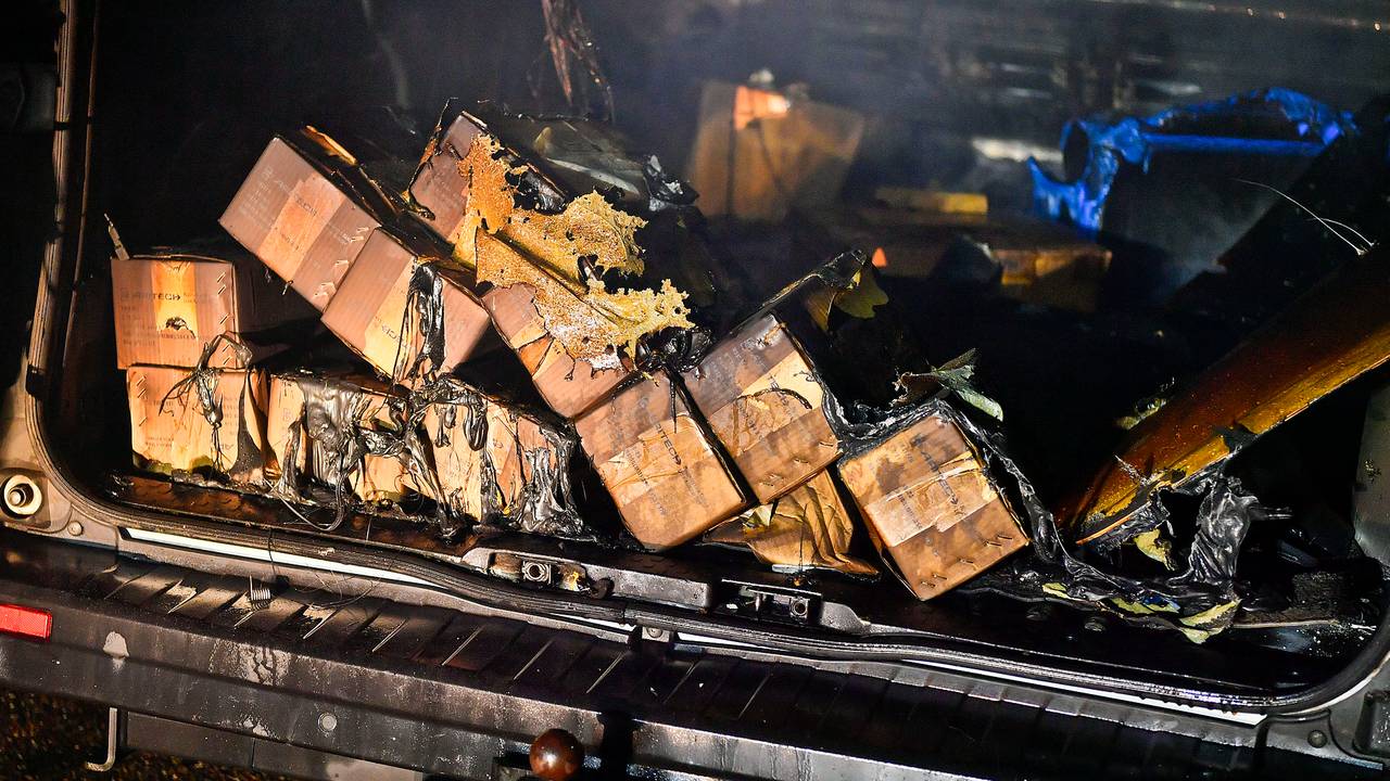De bezorger kon twee koffers veiligstellen, de rest van de inhoud van het busje en de bestelbus gingen verloren (foto: Rico Vogels/SQ Vision). 