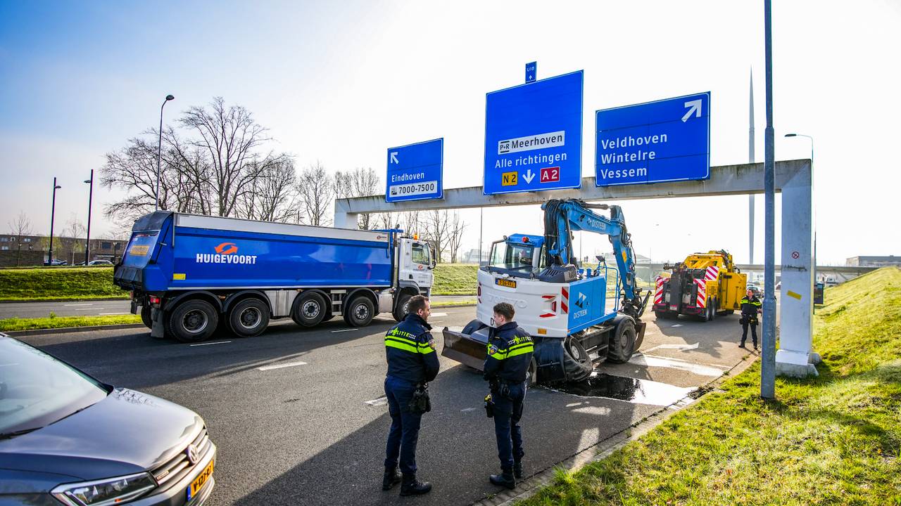 De graafmachine na het ongeval (Foto: SQ Vision).