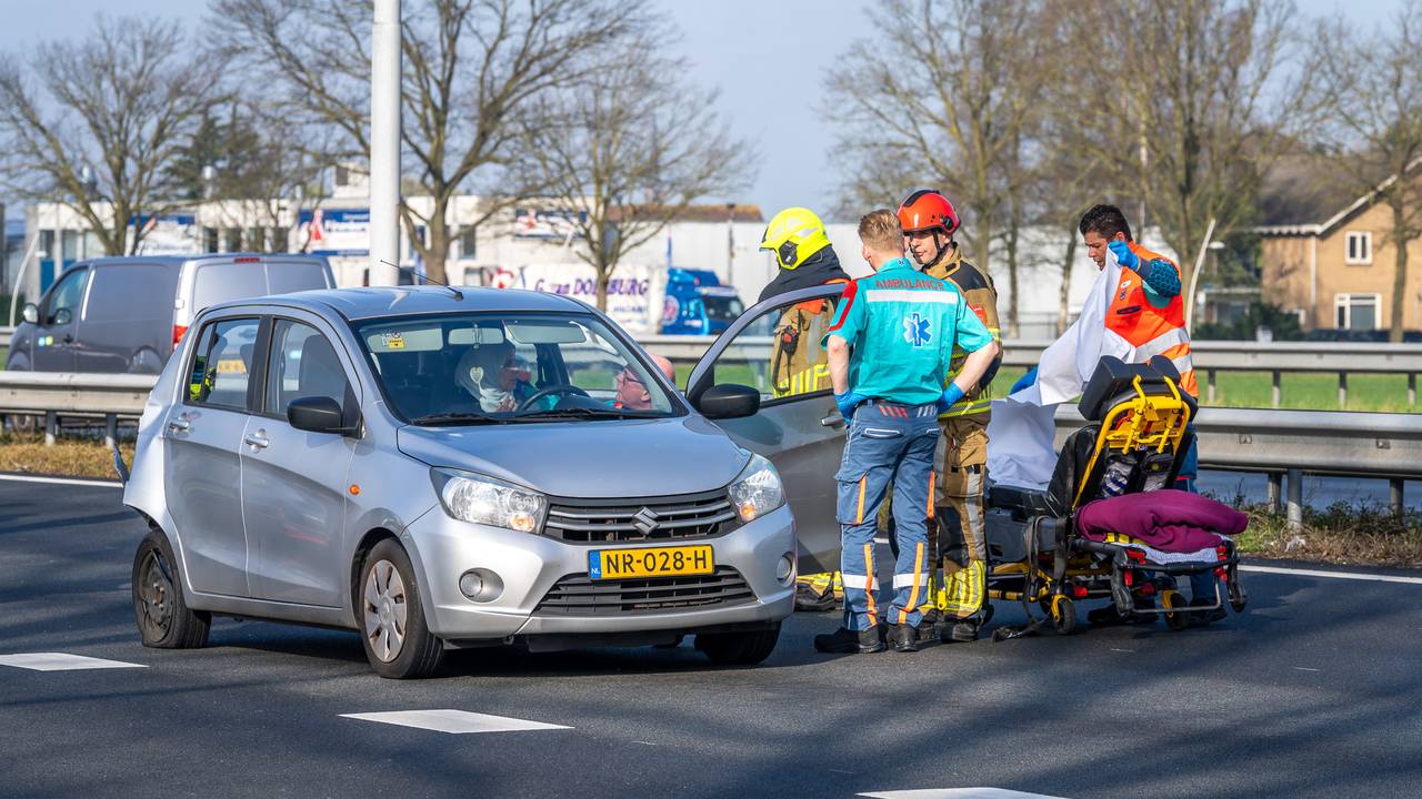 De auto van de vrouw raakte beschadigd (Foto: SQ Vision/Iwan van Dun).