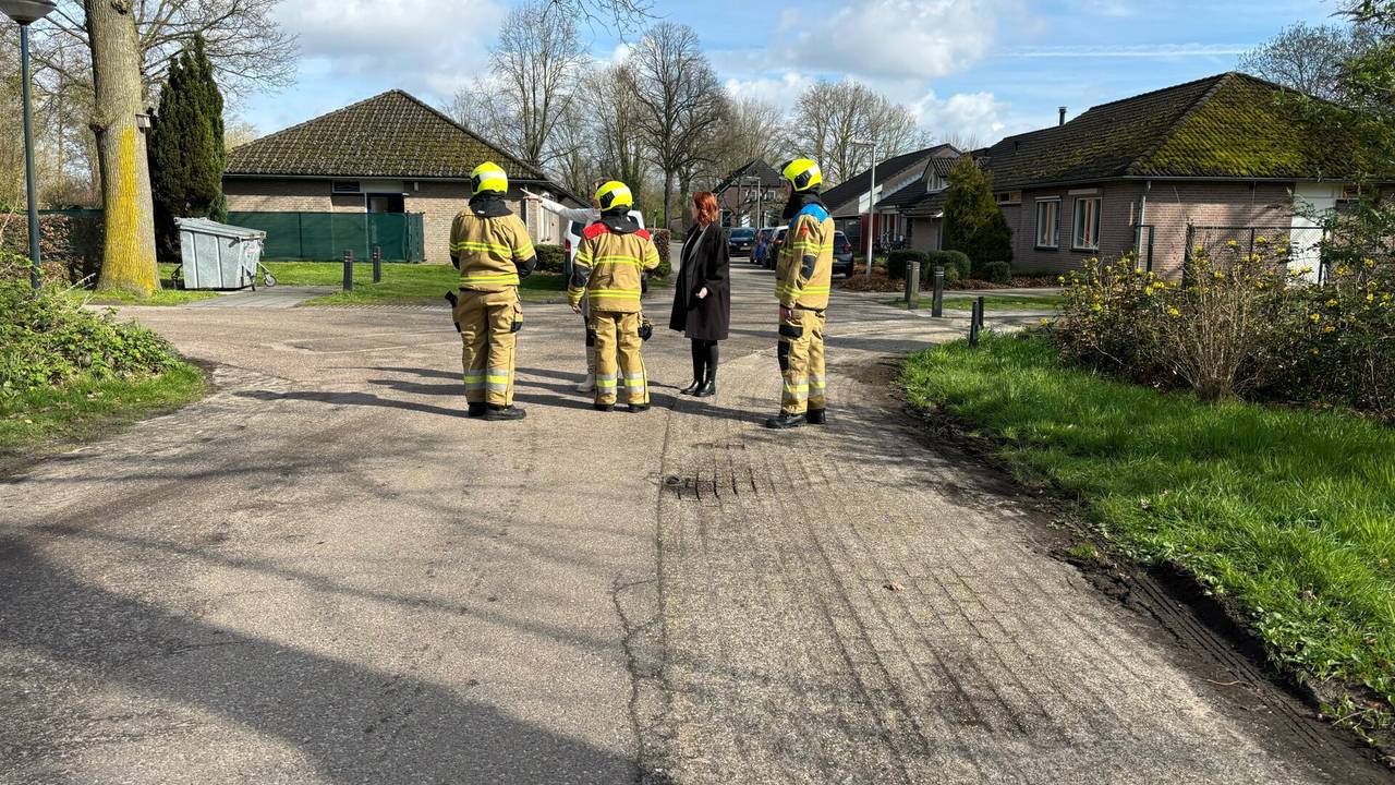 De brandweermensen bij de instelling (Foto: SQ Vision/Marco van den Broek).