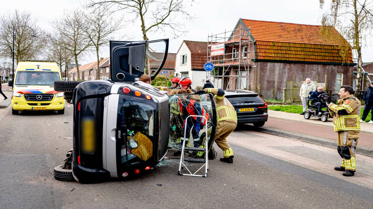 De auto kantelde na de botsing (Foto: Eye4images).