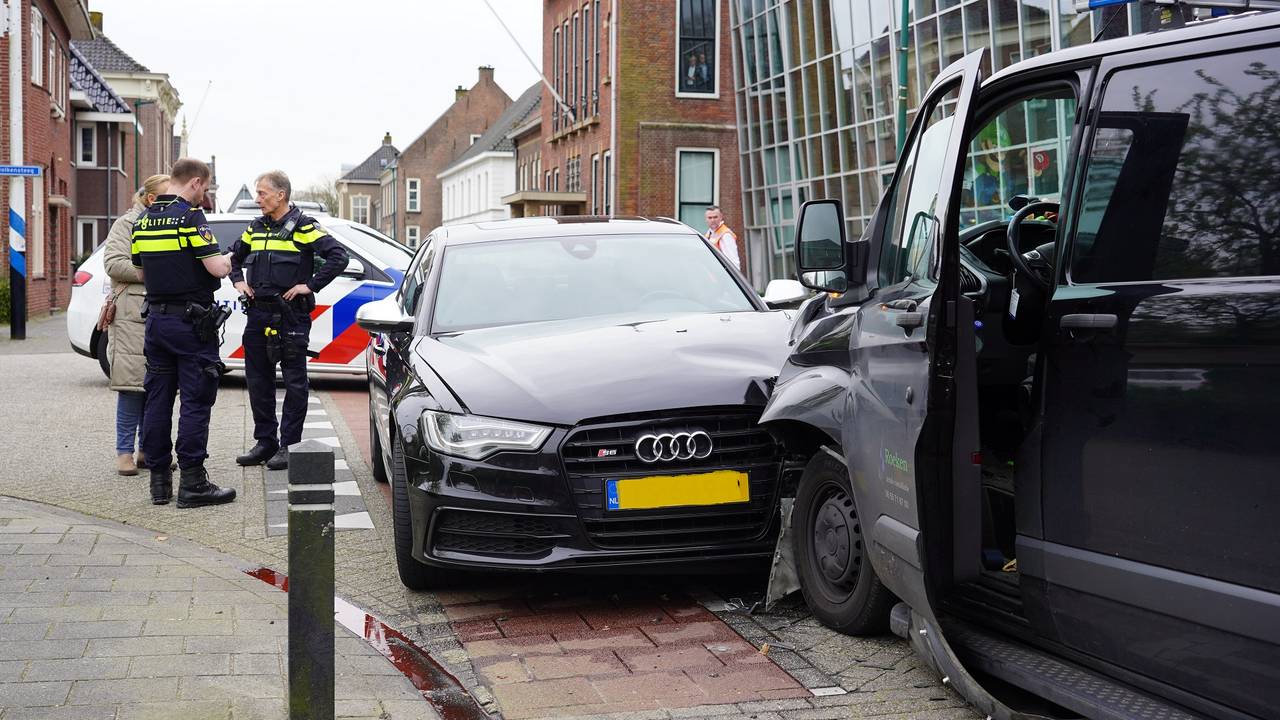 De auto's botsten frontaal op elkaar (Foto: SQ Vision/Jeroen Stuve).