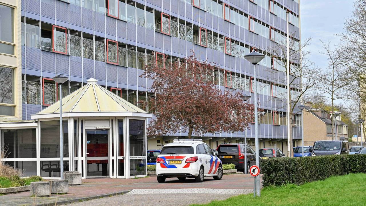 Een politieauto bij de woning (foto: SQ Vision/Tom van der Put).