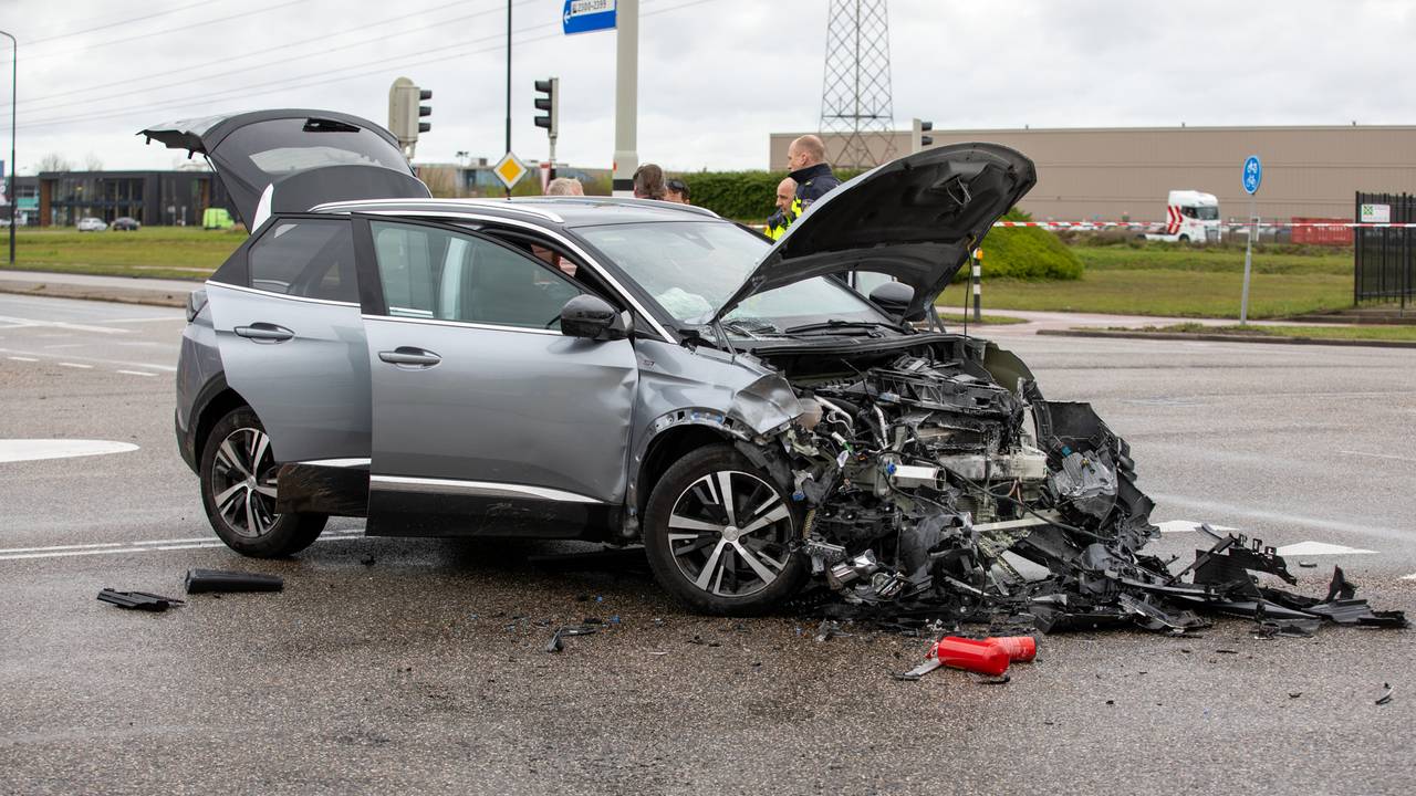De auto van de man raakte zwaar beschadigd (Foto: SQ Vision/Christian Traets).