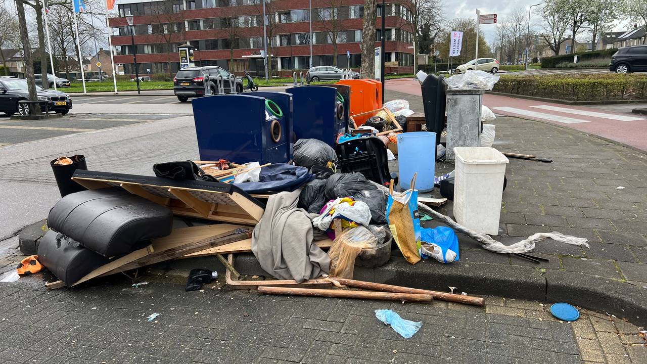 De afvalberg naast de ondergrondse containers in Den Bosch (foto: Megan Hanegraaf).