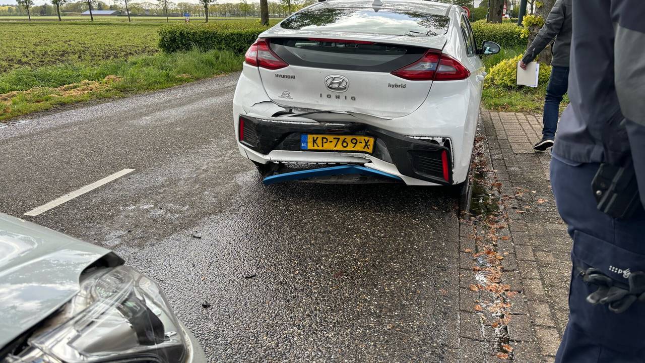 De achterkant was flink ingedeukt na het ongeluk (foto: SQ Vision/Marco van den Broek).