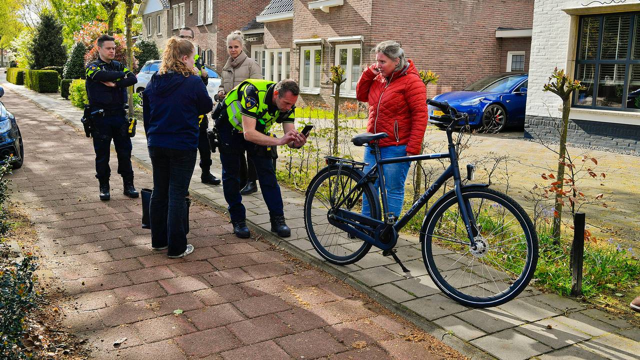 De politie kwam naar de plek van de botsing (foto: SQ Vision).
