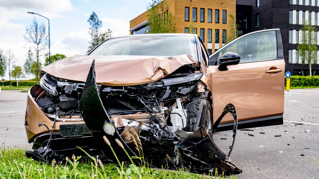 De schade aan de voertuigen was groot (foto: Eye4images).