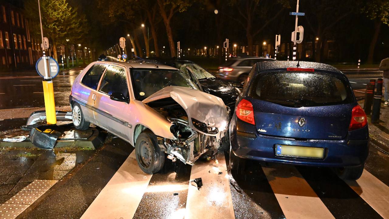 De drie auto's raakten bij de botsing in Breda zo beschadigd dat ze getakeld moesten worden (foto: Perry Roovers/SQ Vision).