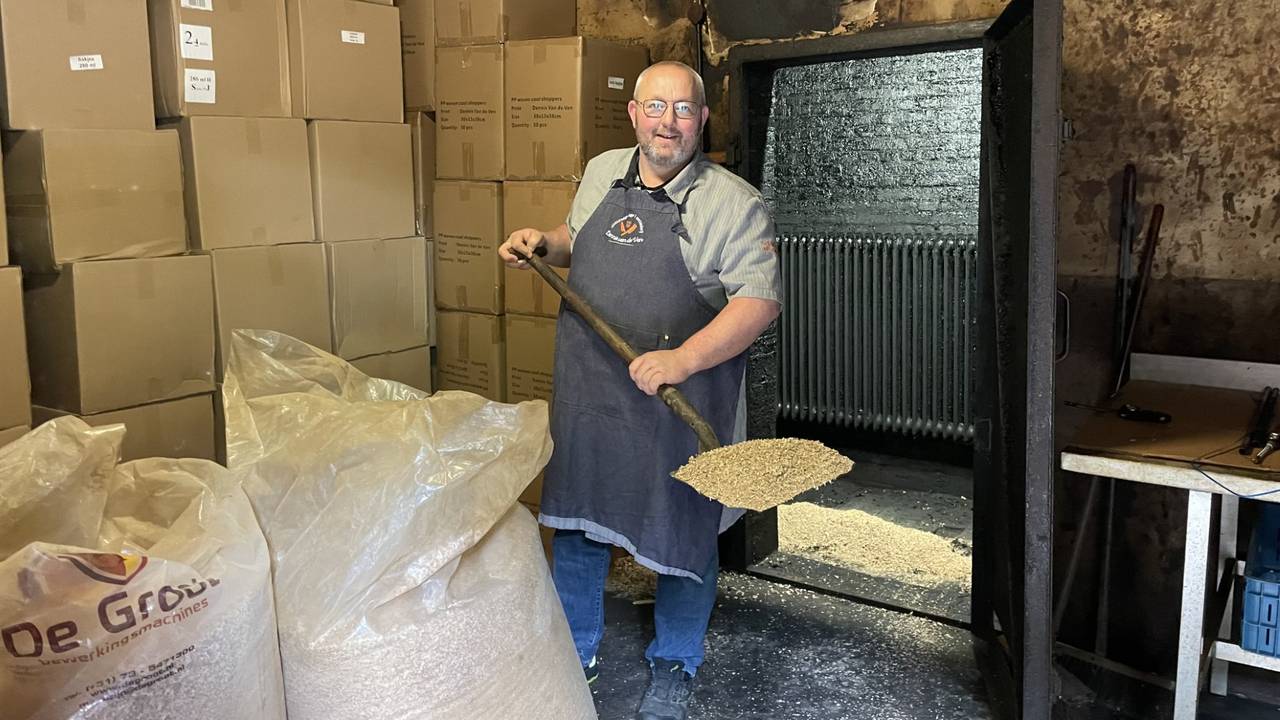 Een rookworst maken met echte rook: slager Dennis legt uit hoe dat moet ...