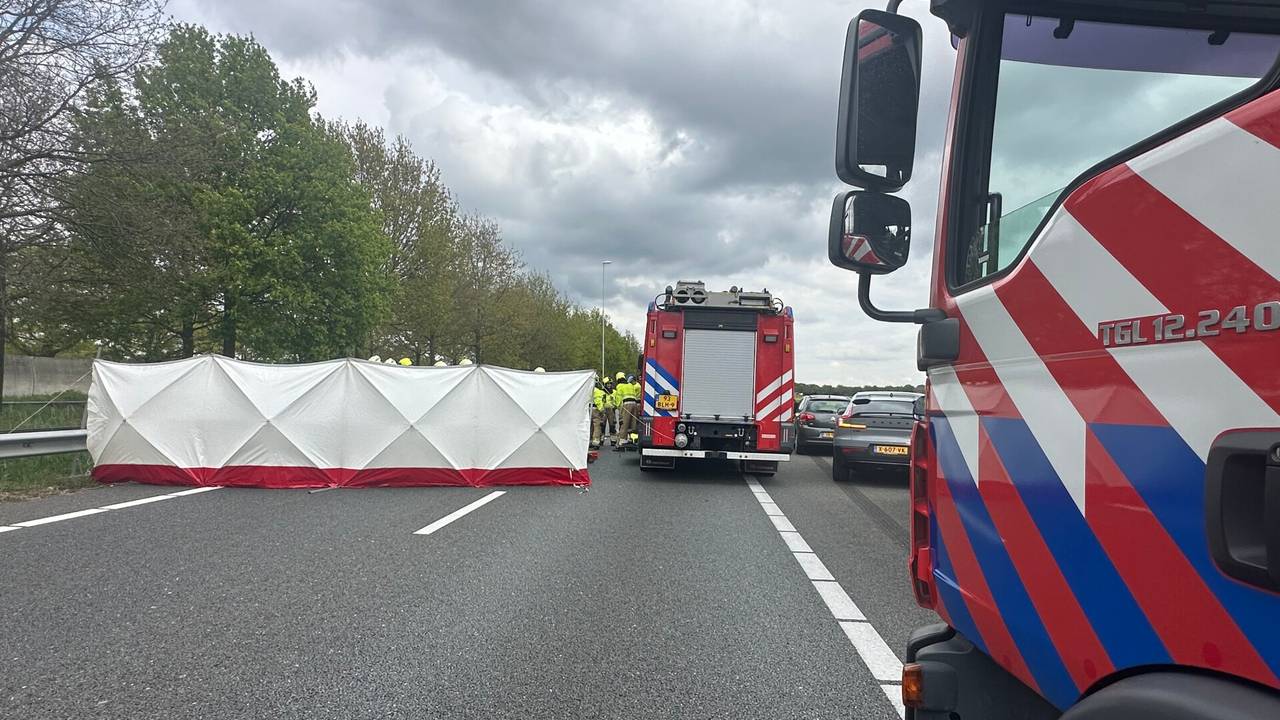 De snelweg is afgesloten (foto: SQ Vision). 