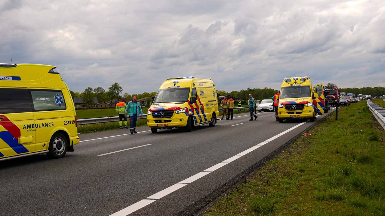 Meerdere ambulances kwamen naar de A67 na de botsing (Foto: Harrie Grijseels/SQ Vision).