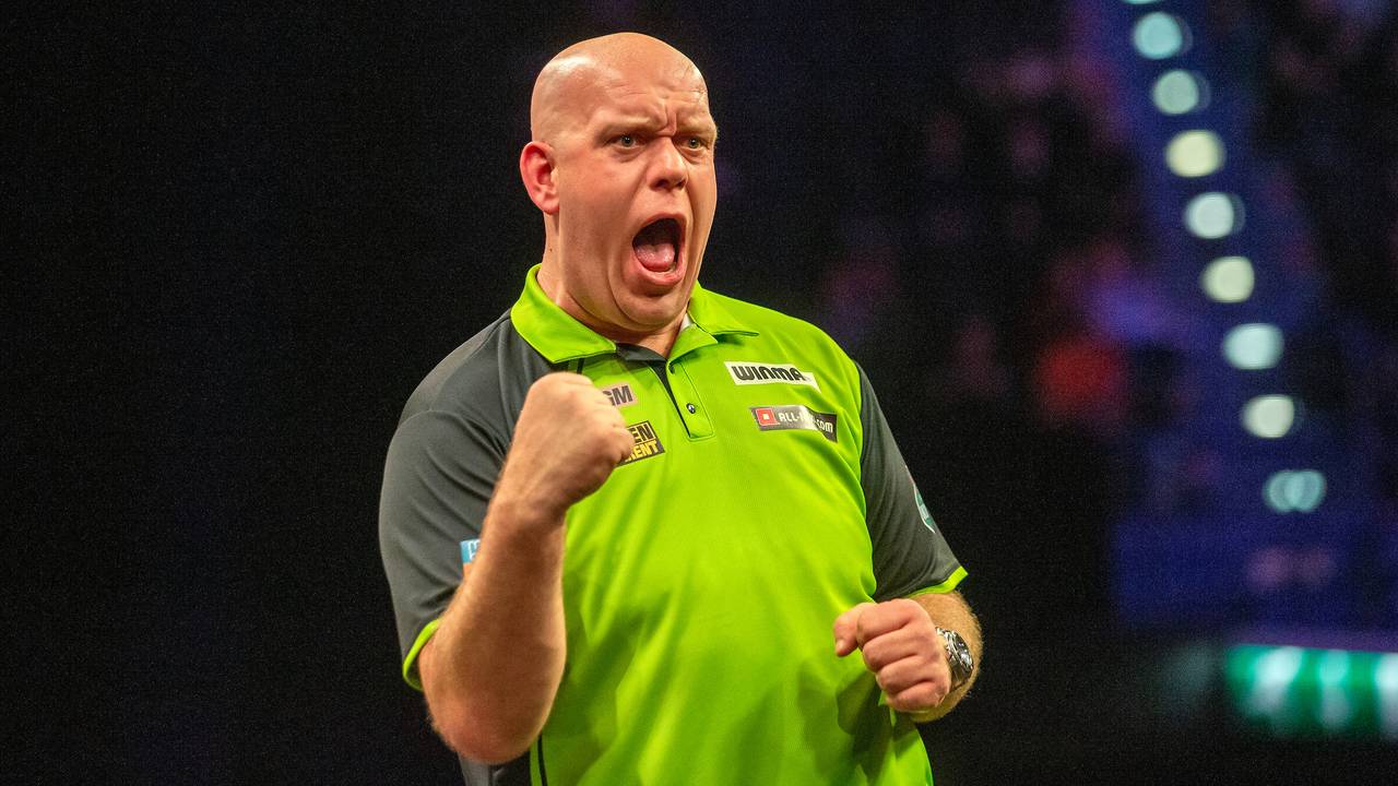 Michael van Gerwen batte Luke Littler e avanza in Premier League