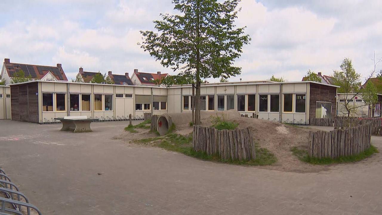 Het schoolplein bij kindcentrum Mondorijk (foto: Noël van Hooft).