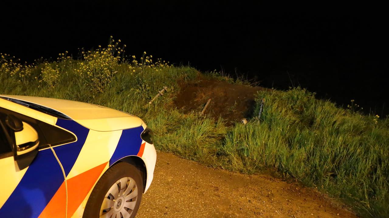 De politie op de plaats waar het mis ging op de A50 bij Nistelrode (foto: Kevin Kanters/SQ Vision).