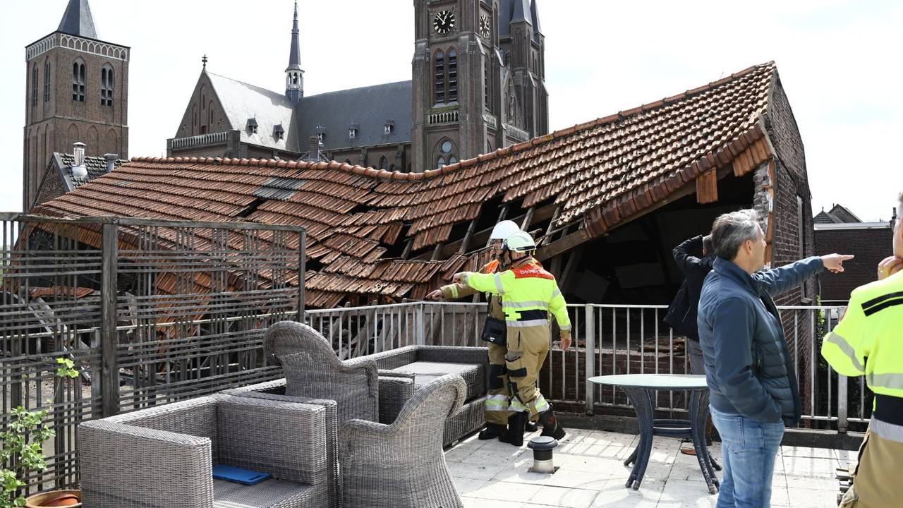 Het ingestorte gebouw ligt in de buurt van de kerk in Cuijck (Foto: SK-Media).