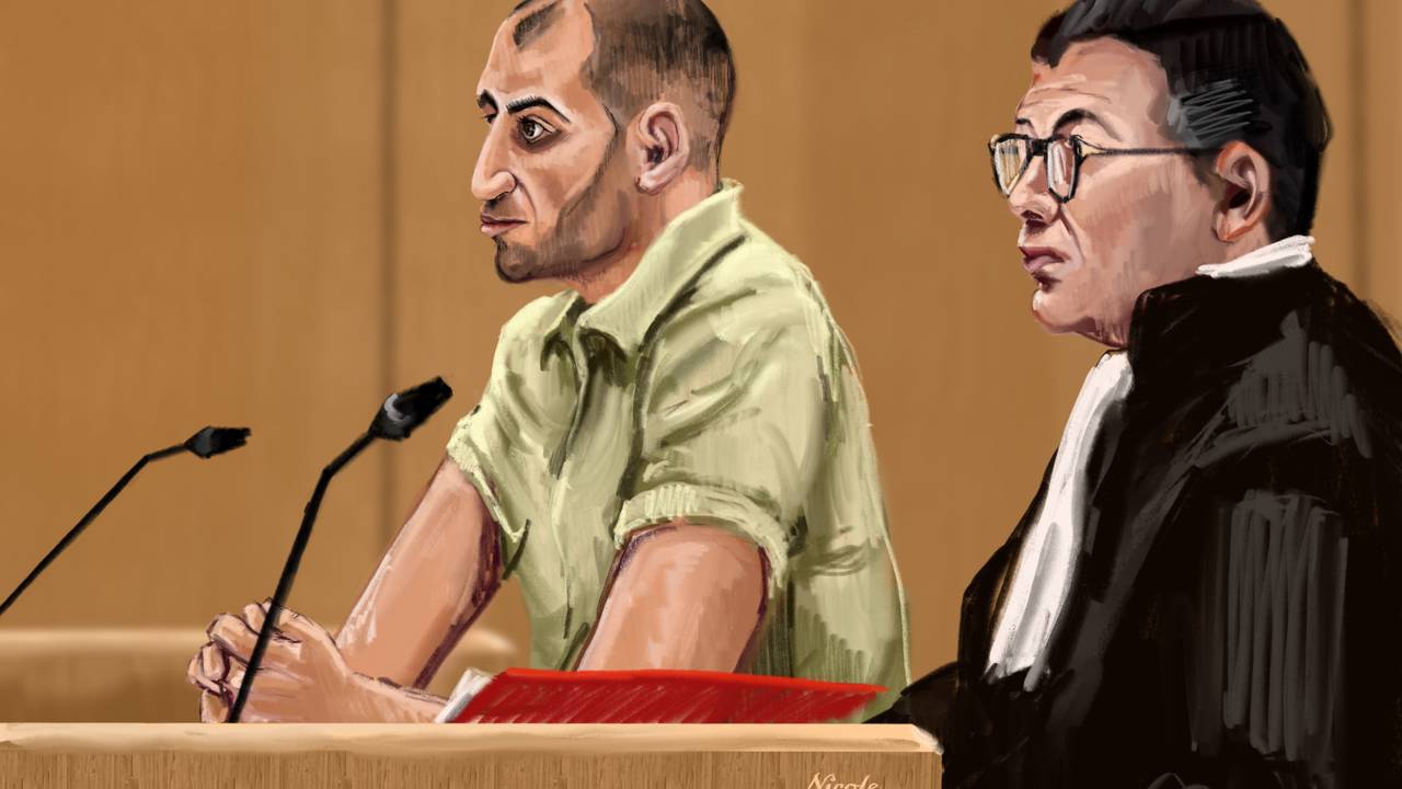 Omar E. met zijn advocaat in de rechtbank (rechtbanktekening: Nicole van den Hout/ANP)