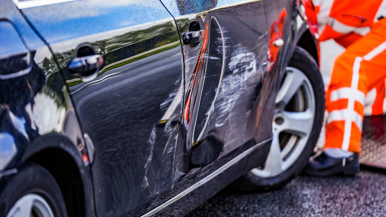 Een van de auto's raakte flink beschadigd (Foto: SQ Vision).