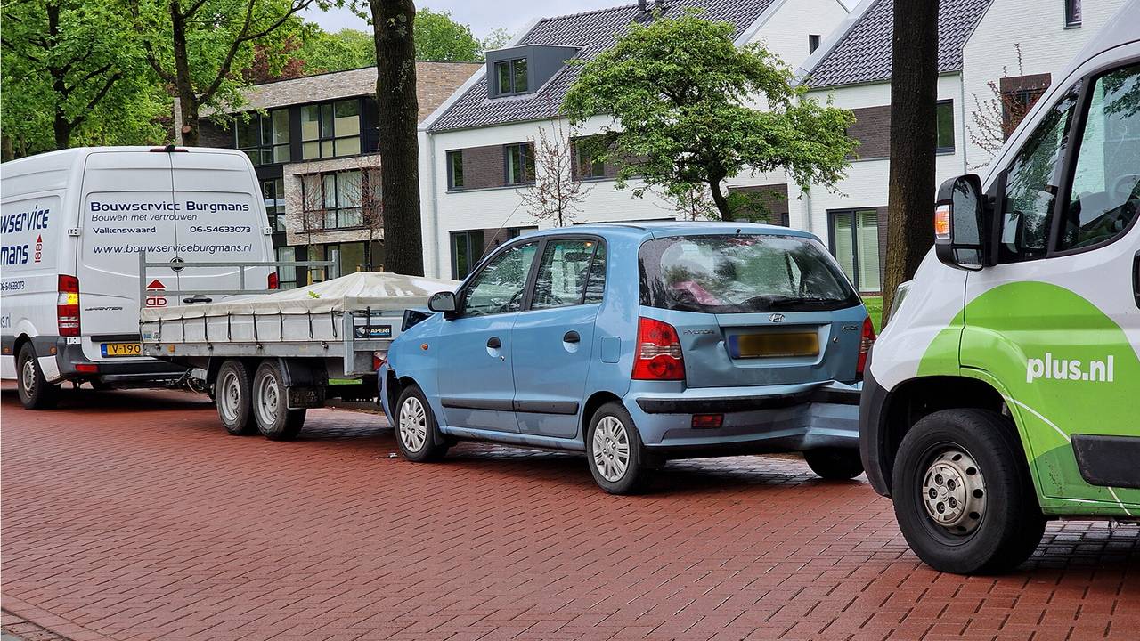 De auto raakte aan twee kanten beschadigd (foto: SQ Vision/Jozef Bijnen).