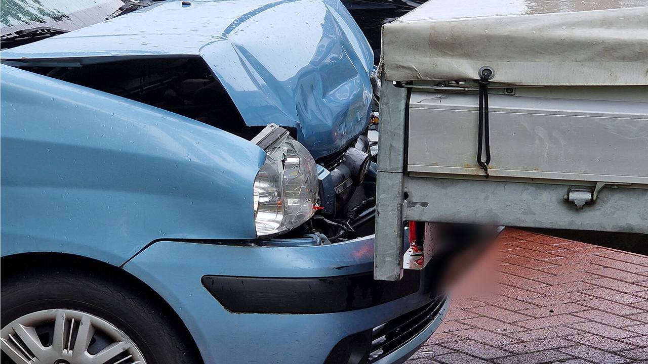 De auto knalde achterop de aanhanger (foto: SQ Vision/Jozef Bijnen).