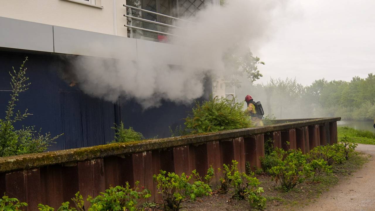 Er kwam veel rook uit de flat (foto: SQ Vision/Harrie Grijseels).