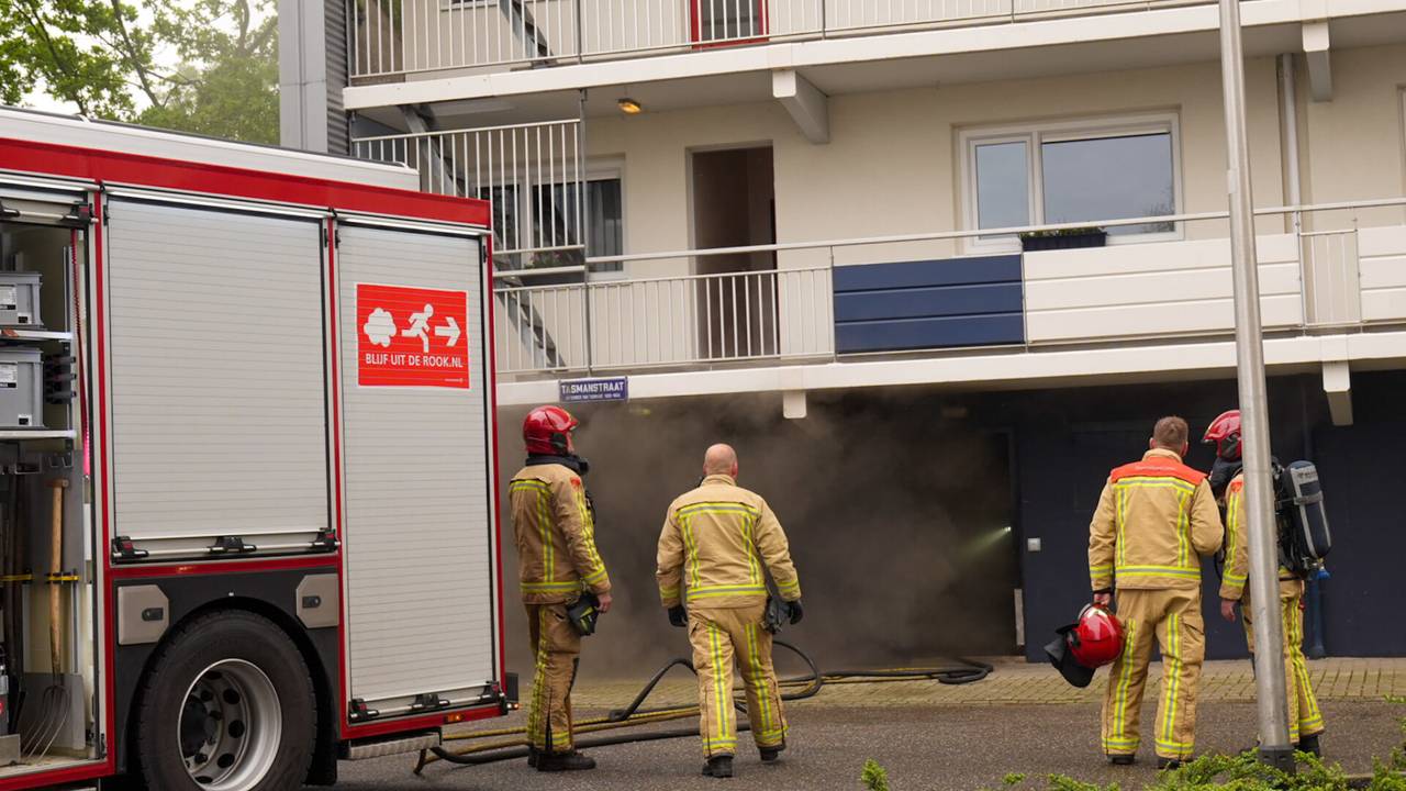 De brandweer was met twee blusauto's bij de flat (foto: SQ Vision/Harrie Grijseels).