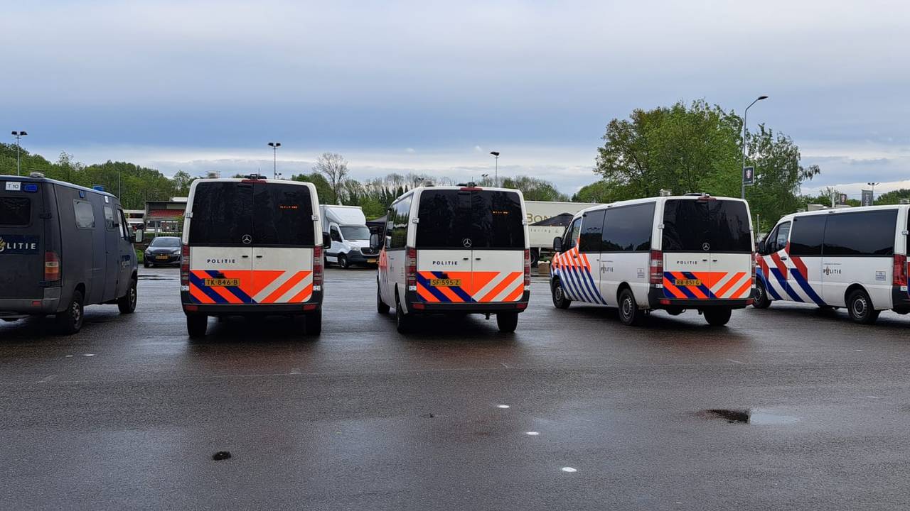 De politie is klaar voor de wedstrijd (foto: Leon Voskamp).