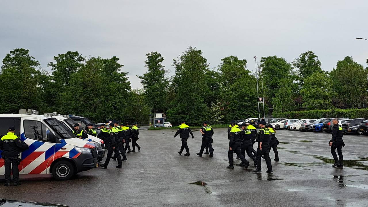 Politie bij het M-Scores Stadion (foto: Leon Voskamp).