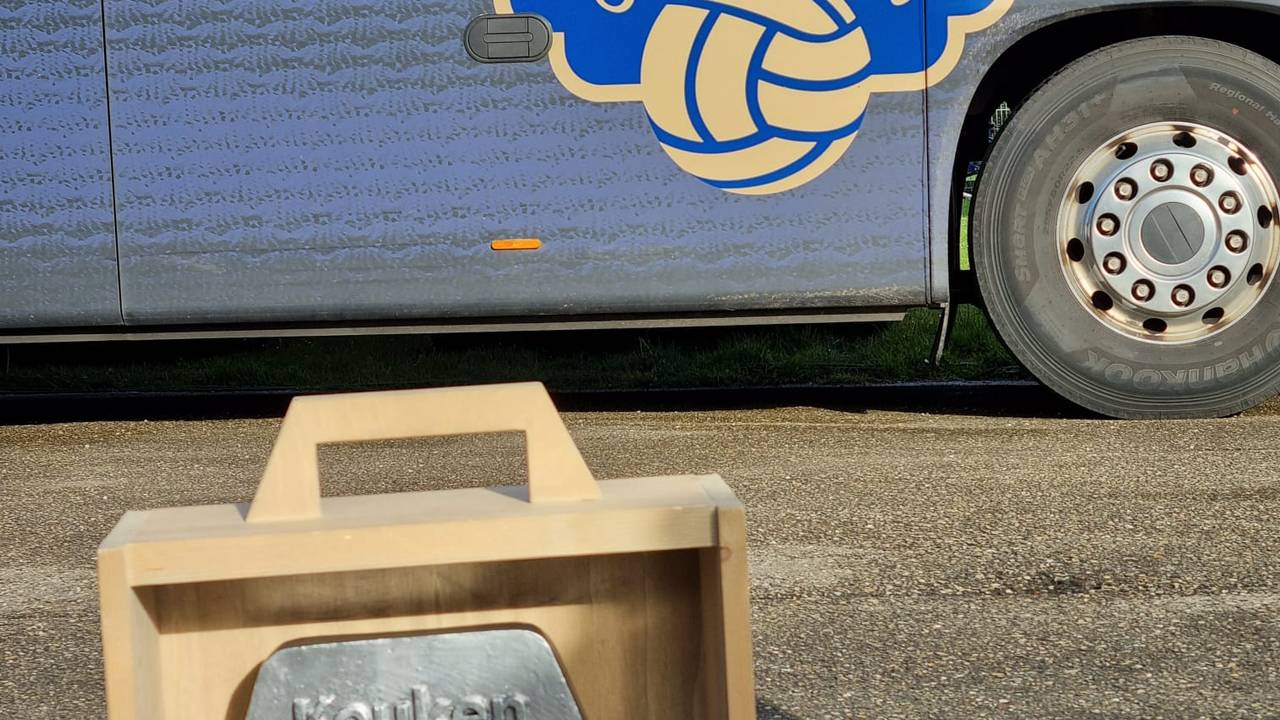 De schaal voor promotie bij de spelersbus van Willem II (foto: Leon Voskamp).