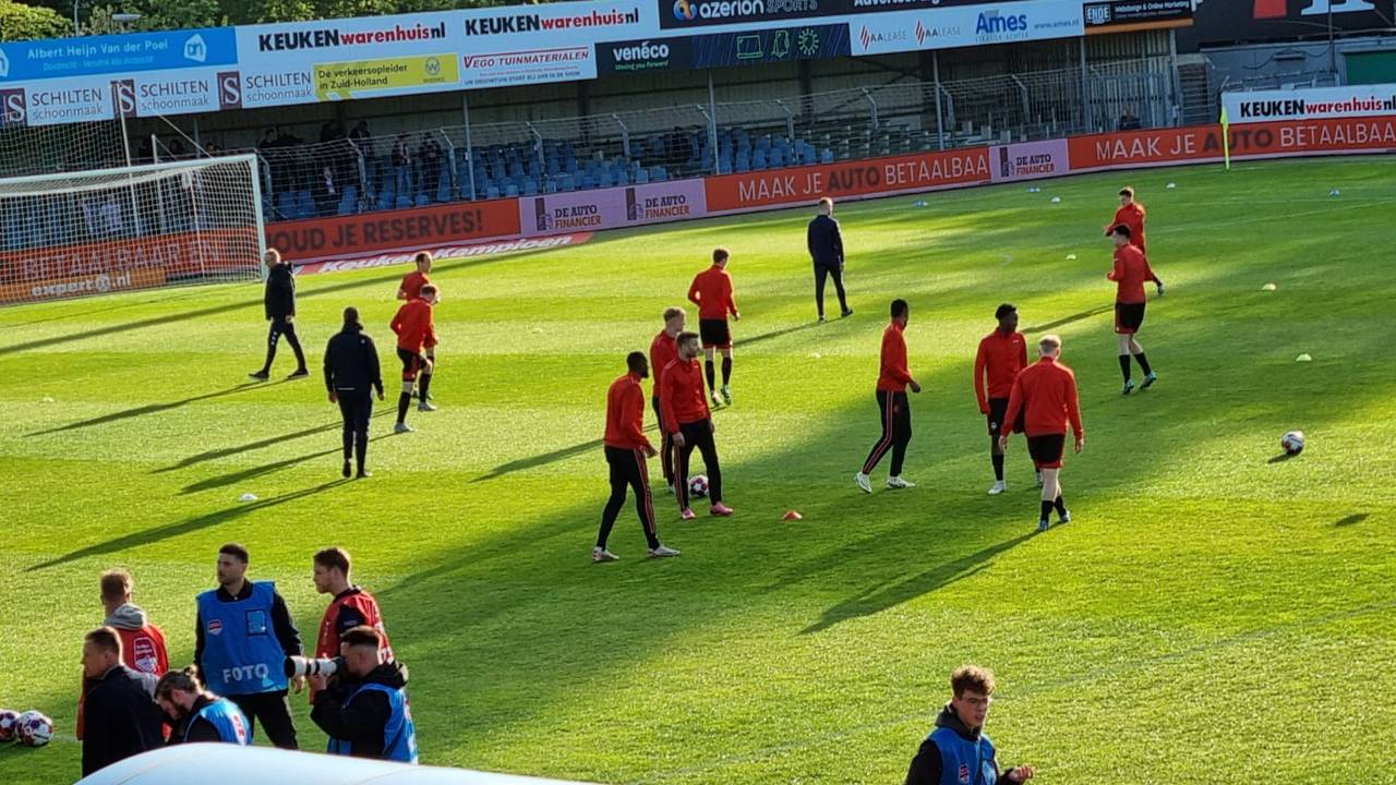 De spelers van Willem II warmen zich op (foto: Leon Voskamp).