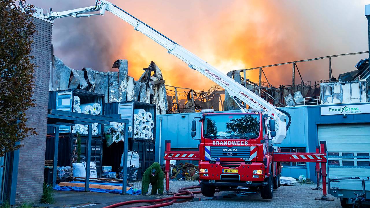 De brandweer is nog altijd bezig met blussen