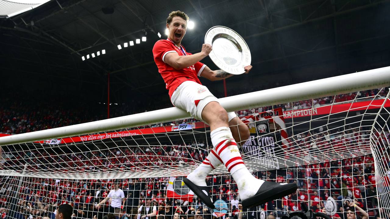 Boscagli toont trots de schaal (foto: ANP).