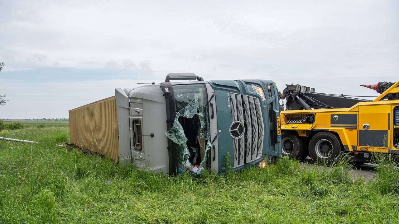 De cabine van de vrachtauto raakte zwaar beschadigd (foto: SQ Vision).
