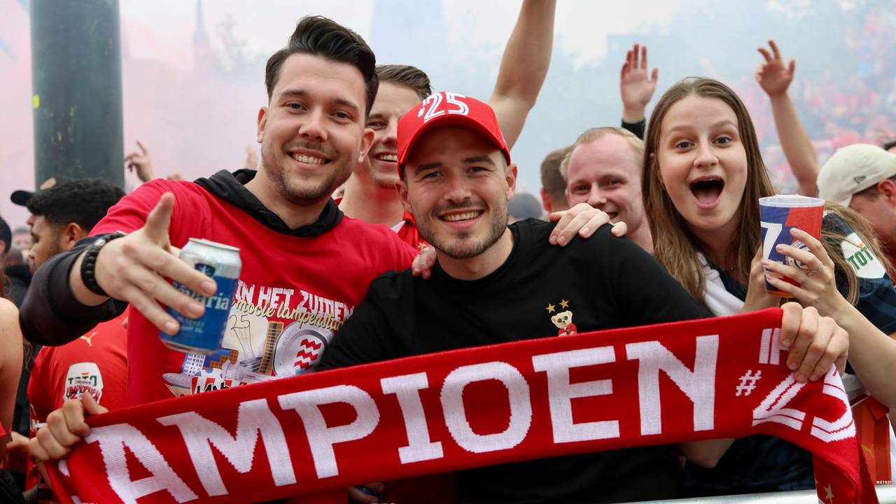 Feestende PSV-fans in 2024 (foto: Lobke Kapteijns).)