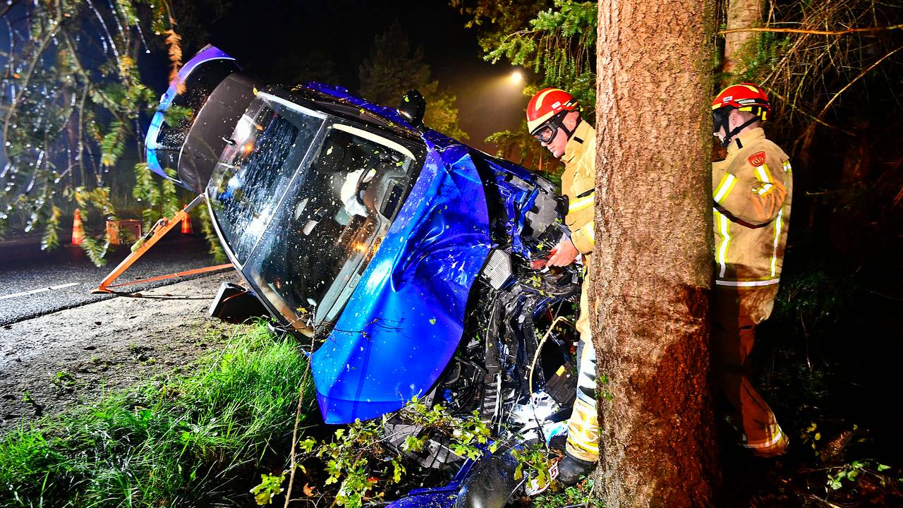 Van de auto bleef na de crash weinig over (foto: SQ Vision/Rico Vogels).