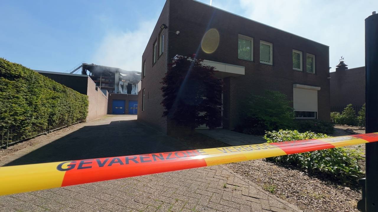 Een van de huizen aan de Vechtstraat die voorlopig onbewoonbaar zijn (foto: Jan Peels).