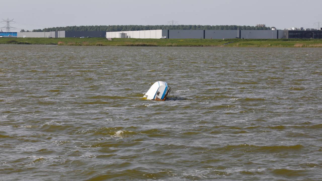 Het omgeslagen bootje (foto: Christian Traets/SQ Vision).