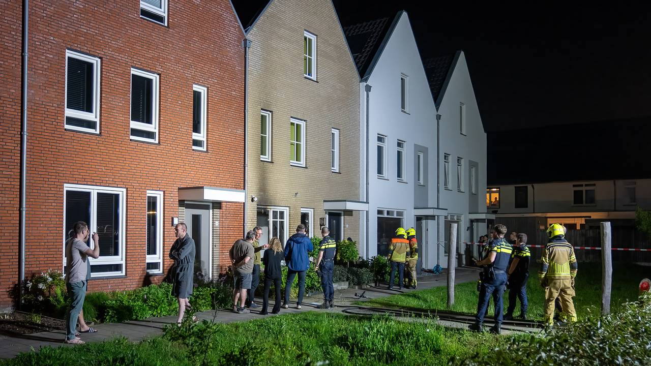 Politie, ambulance en omwonenden op straat na de aanslag (foto: Iwan van Dun / SQ Vision).