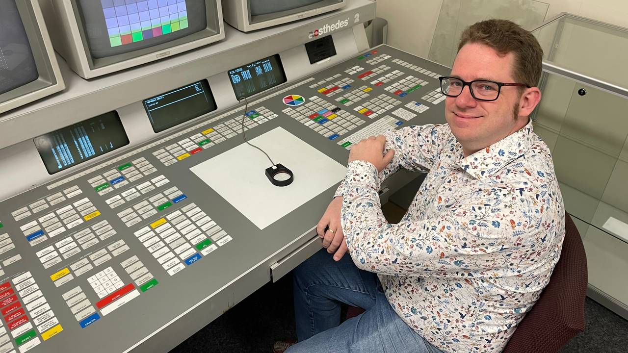 Bart brings an extremely rare computer to his museum