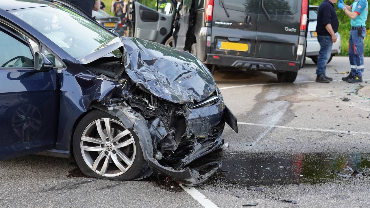 Ook de andere auto was flink gehavend (foto: SQ Vision/Jeroen Stuve).