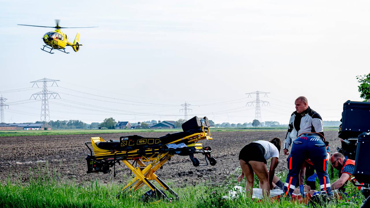 De traumahelikopter landde bij de boerenakker waar het misging (foto: Eye4images).
