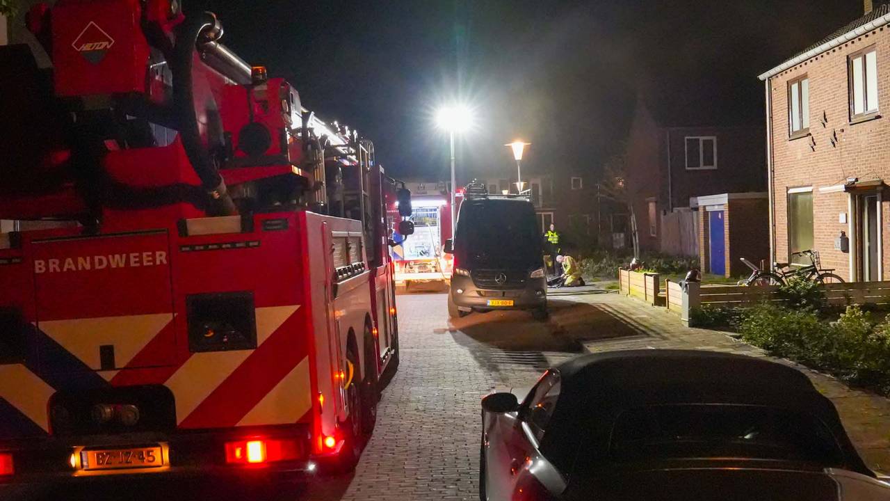 De brandweer voor het huis aan de Van Gentstraat in Helmond (foto: Harrie Grijseels/SQ Vision).