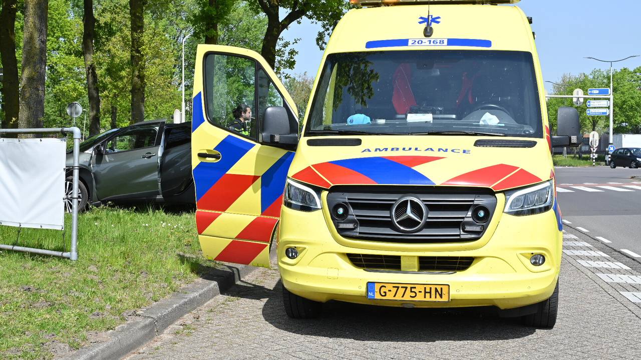 De bestuurder werd nagekeken door ambulancepersoneel (foto: SQ Vision/Perry Roovers).