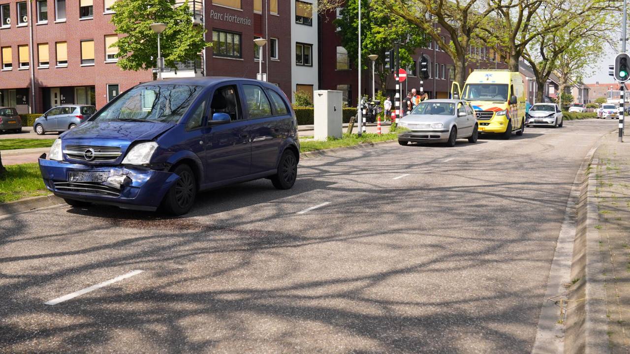 De auto's raakten beschadigd (foto: SQ Vision/Harrie Grijseels).