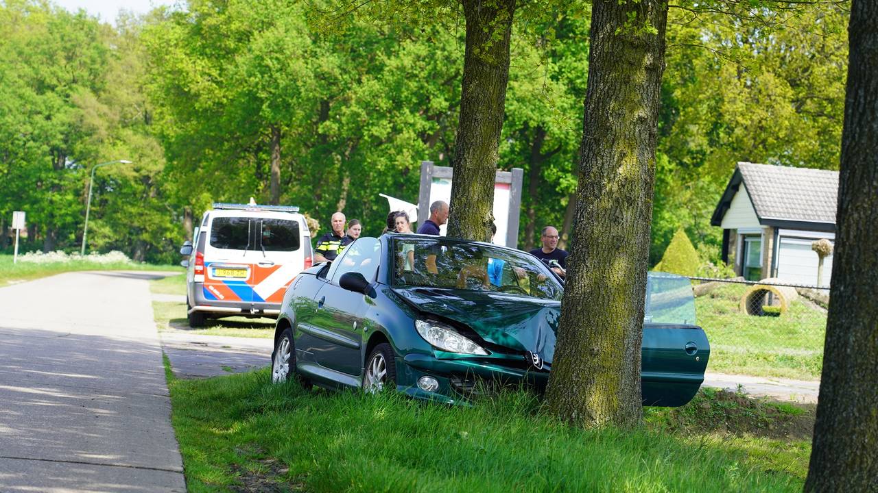 De auto raakte van de weg (foto: SQ Vision/Jeroen Stuve).