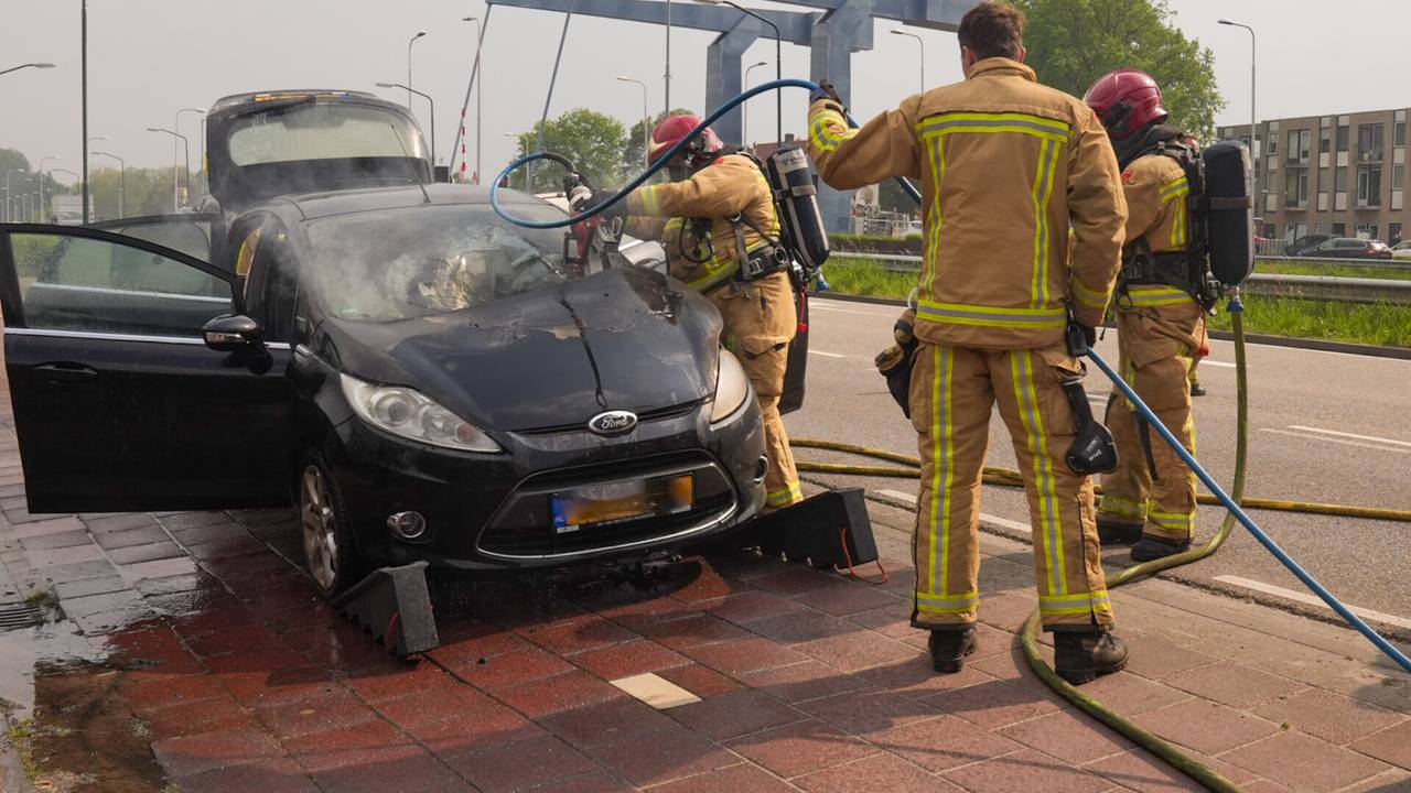 De brandweer kreeg het vuur snel onder controle (foto: SQ Vision/Harrie Grijseels).
