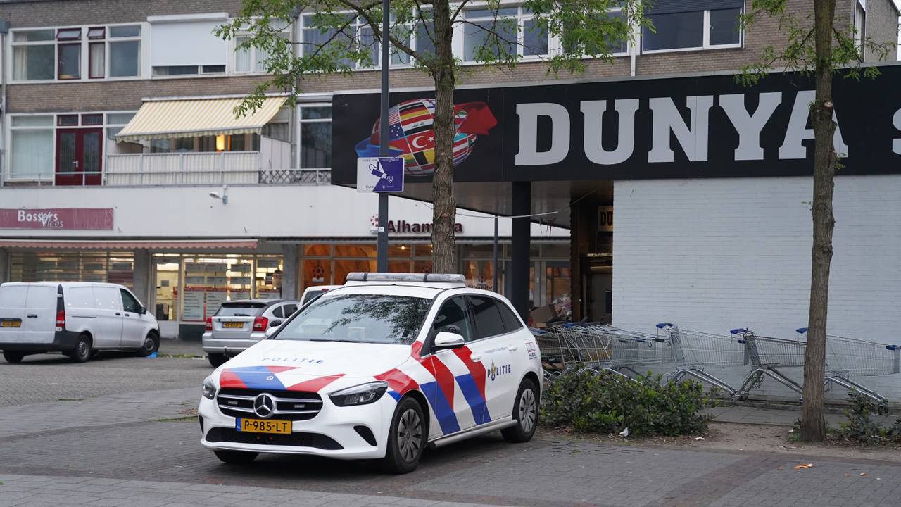 De politie bij de supermarkt (foto: Meesters Multi Media).