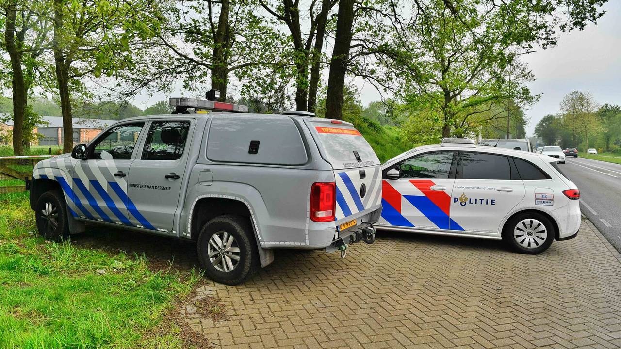 De EOD en de politie waren bij het bos voor onderzoek (foto: SQ Vision/Rico Vogels).